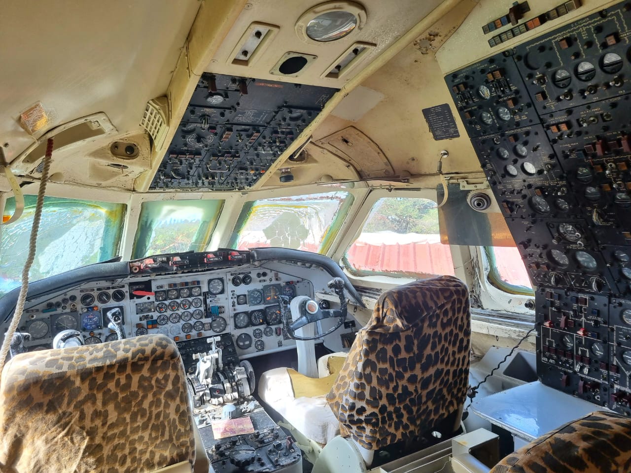 Aircraft cockpit seats